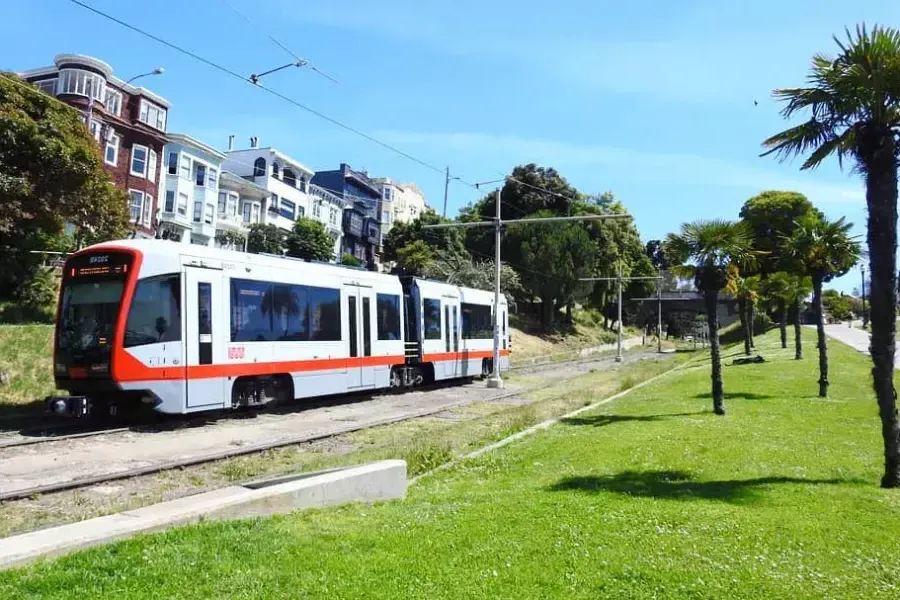 Un tren de pasajeros MUNI recorre una vía en San Francisco.