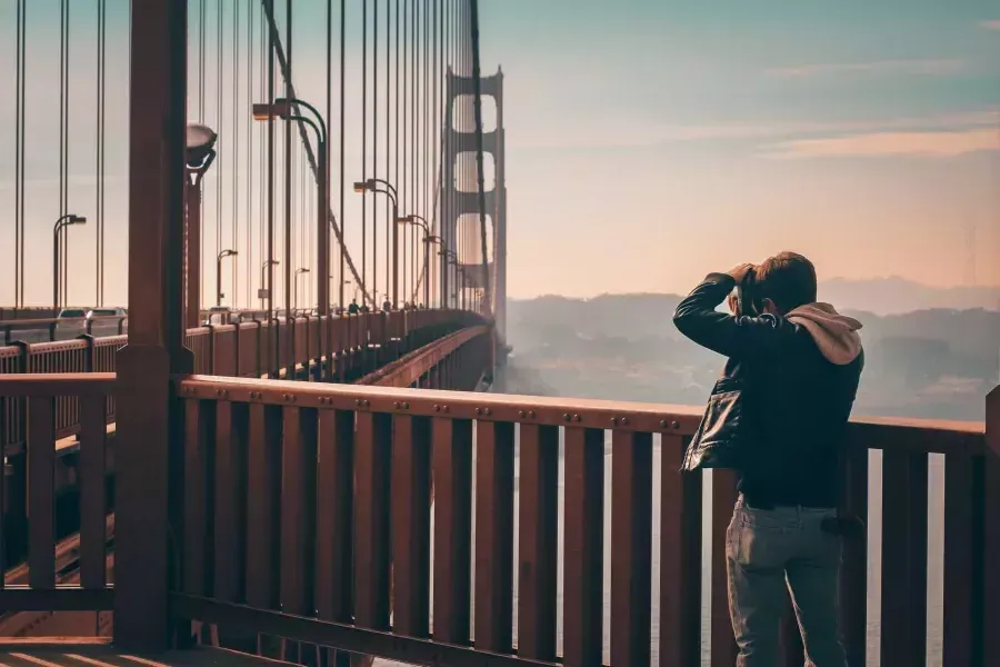 Man taking photos on the 金门大桥