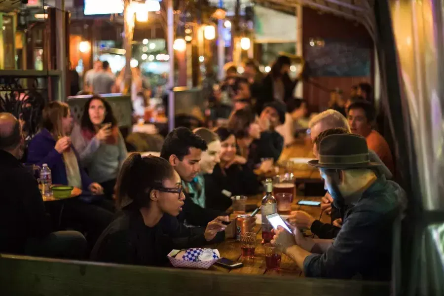 People eating in a crowded dining area in SoMa. 是威尼斯人官网平台app,california.